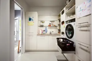 schüller-nova-moderne-küche-kristallweiß-hauswirtschaftsraum-einbauküche