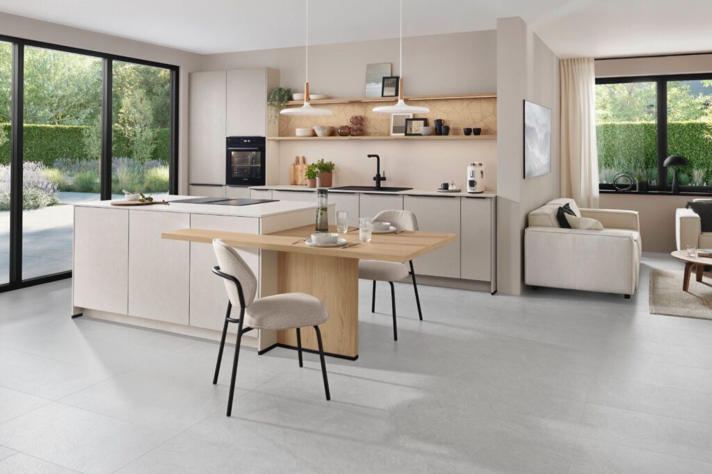 Nobilia-Look-Designkueche-Beige-mit-Kochinsel-strukturiert 7 Profitipps für die offene Küche