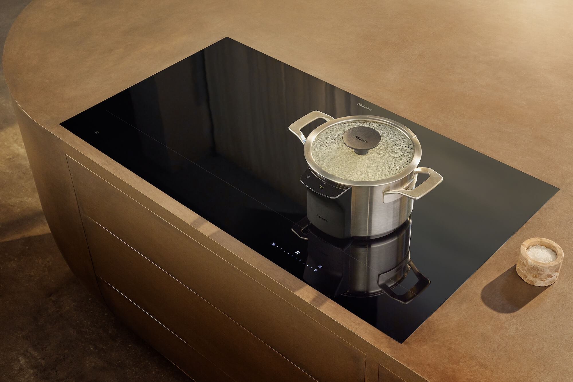 Miele-Induktionskochfeld-KM-8000-mit-M-Sense-Kochgeschirr-neu