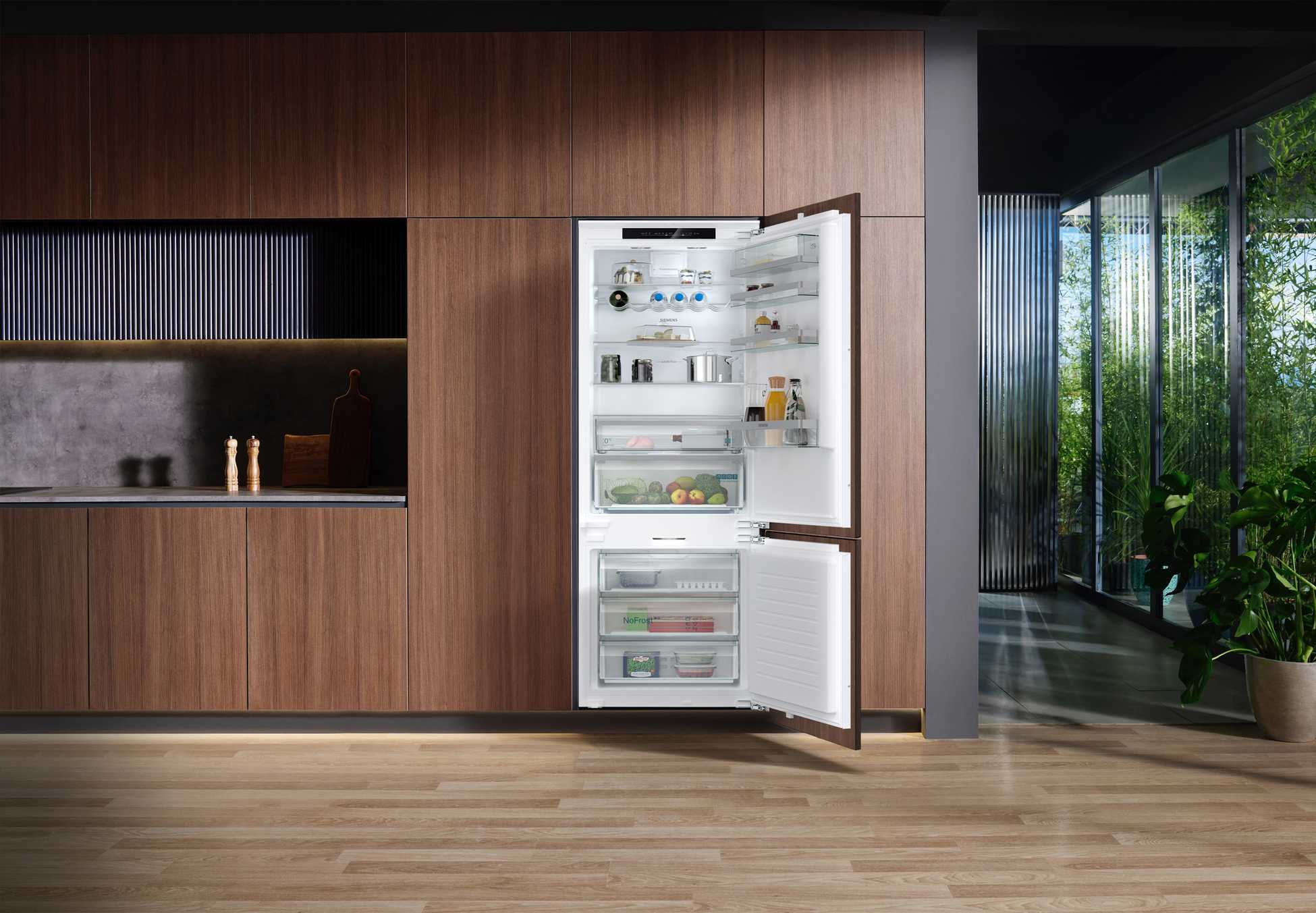 Siemens-Einbau-Kuehl-Gefrierkombination-Holzkueche-NoFrost