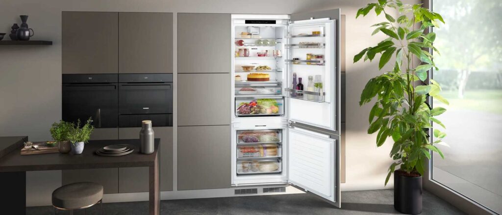 Siemens Kuehlschrank-studioLine-Einbau-Kuehlschrank-geoeffnet-grau