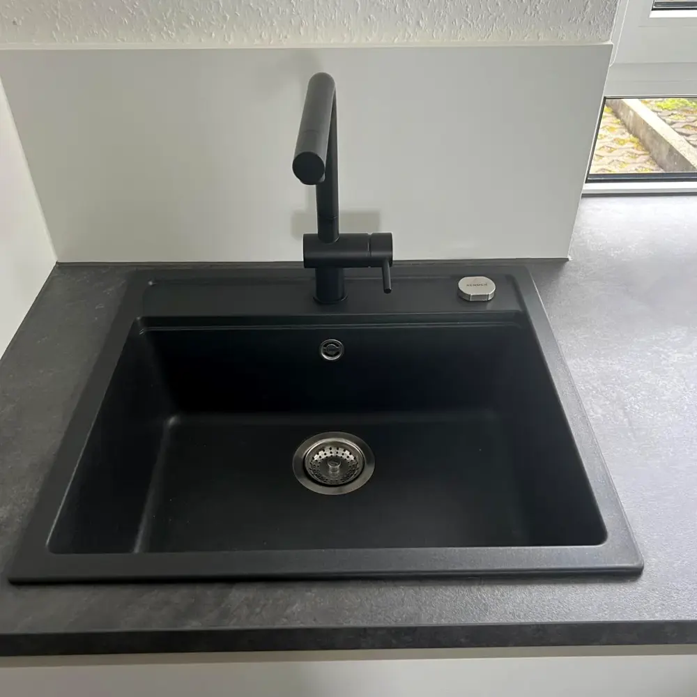Puristische L-Küche Weiß mit Gaskochfeld: Schwarze Spüle