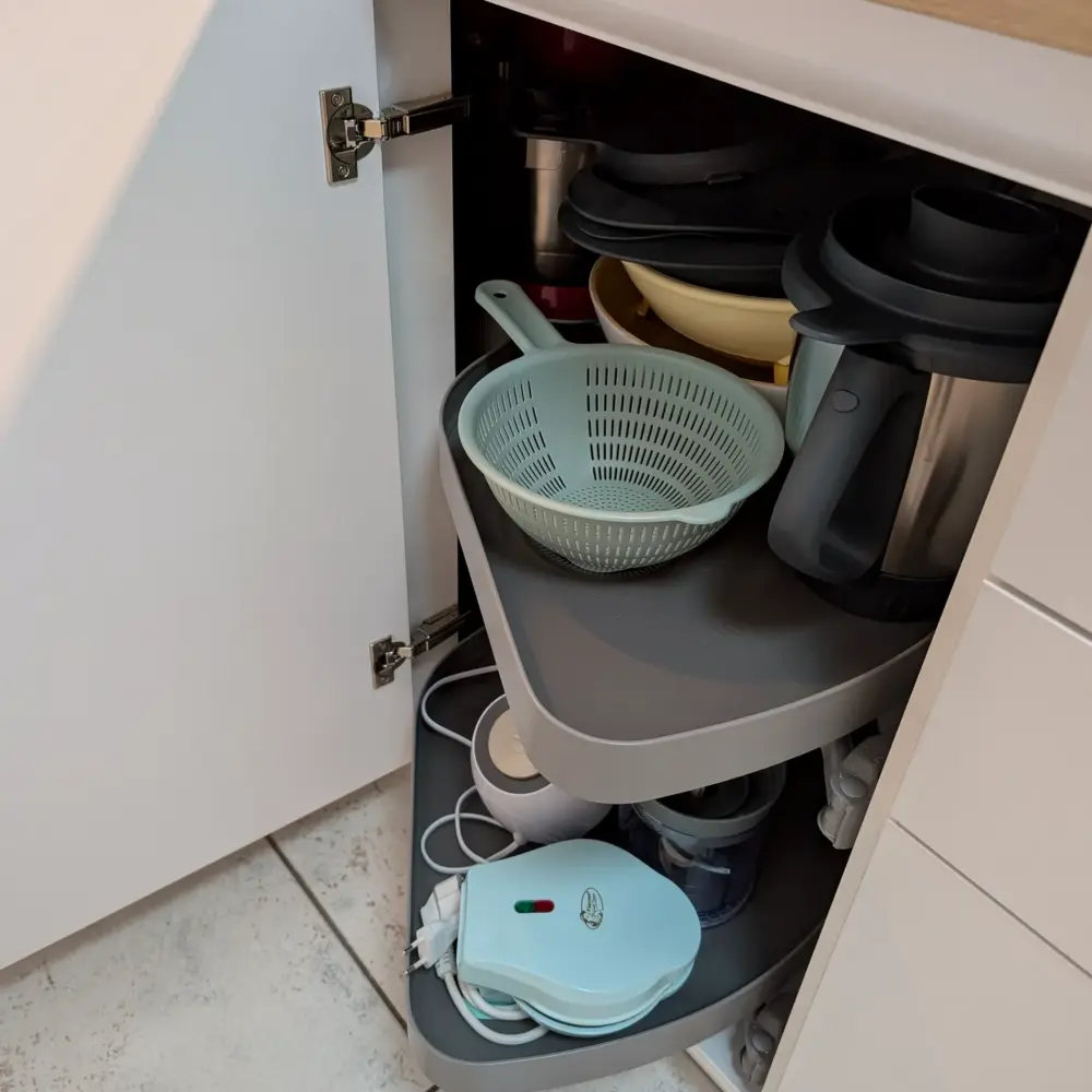 Moderne U-Küche Weiß grifflos: LeMans-Eckschrank