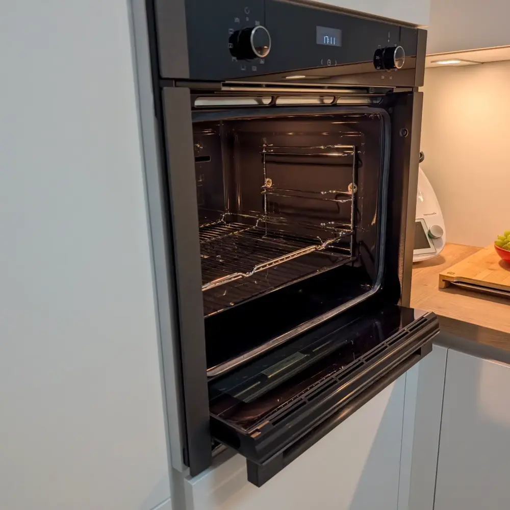 Moderne U-Küche Weiß grifflos: Neff Backofen mit versenkbarer Tür