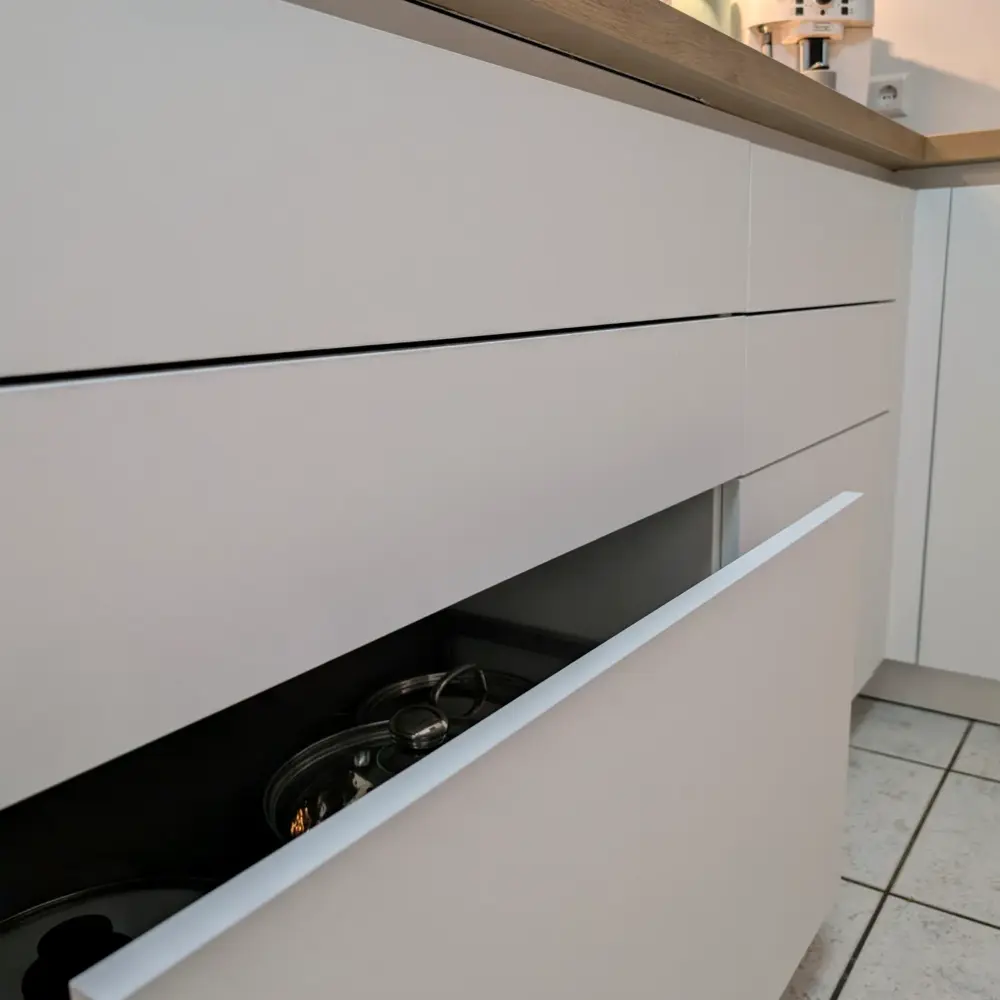 Moderne U-Küche Weiß grifflos: Auszug mit Push-to-open